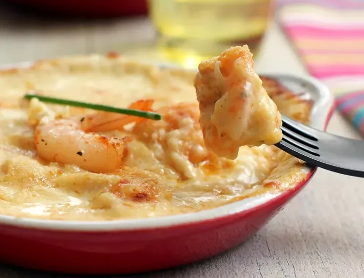 Batata gratinada com camarão